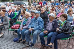 Ludzie siedzą na widowni w plenerze