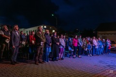 O zmroku ludzie na widowni stoją