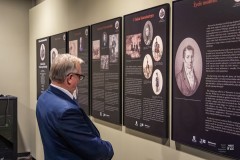 Mężczyzna ogląda wystawę planszową