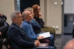 Rząd widowni w którym siedzą cztery osoby