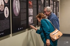 Mężczyzna i kobieta zwiedzają wystawę planszową