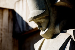 Głowa żołnierza z betonu, fragment rzeźby