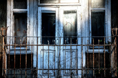 Stary balkon, stare drzwi balkonowe