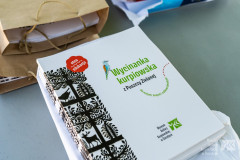 Niewielki stos książek „Wycinanka kurpiowska z Puszczy Zielonej. Dla małych, dużych i całkiem dorosłych”.