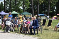 Ludzie siedzą przy Fortach Bema
