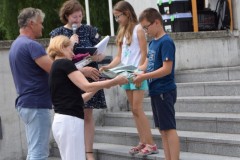 Dwójka dzieci dostaje nagrody.