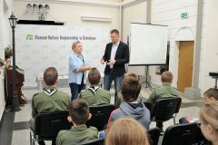 Mężczyzna i kobieta witają harcerzy 