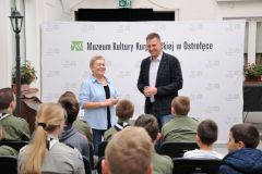 Prowadzący spotkania rozmawiają, harcerze uważnie słuchają.