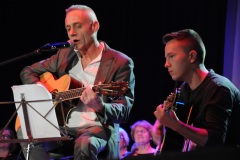 2 mężczyzn grających na gitarach 