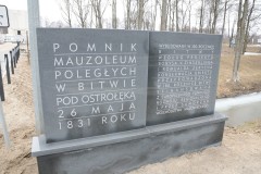 Momnik-mauzoleum.Tablica-przy-wjezdzie-na-teren-fortu-i-pomnika-mauzoleum
