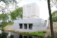 Pomnik-mauzoleum.-Wejscie-na-ekspozycje