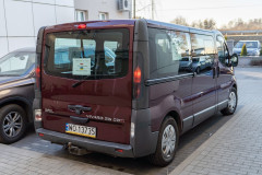 Samochód dostawczy z darami dla Ukrainy (oznaczony etykietą informującą, że jest to pomoc humanitarna). Widok od strony tylnego, prawego rogu.