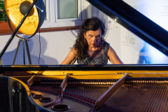Pianistka gra na fortepianie