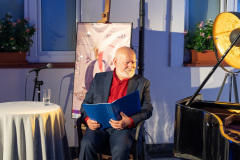 Artysta recytujący poezje