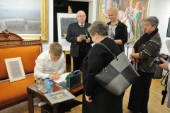 2 osoby rozmawiające miedzy sobą przy widowni 