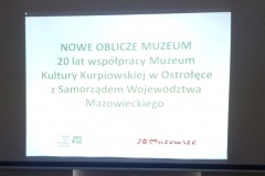 Tekst wyświetlony z projektora.