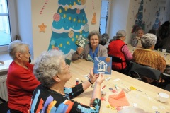 Seniorki pokazują swoje kartki świąteczne.