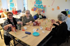 Seniorki pokazują swoje kartki świąteczne.