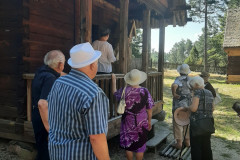 Seniorzy w Zagrodzie Kurpiowskiej w Kadzidle