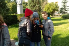 Trzy osoby rozwiązują zadanie.