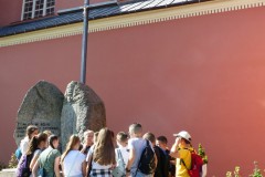 Grupa osób stojących pod pomnikiem