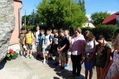 Dzieci modlące się przy pomniku.