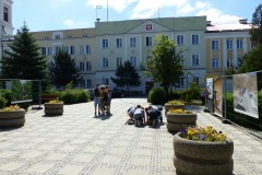 Dzieci oglądające wystawę na placu Bema