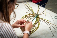 osoba wyplata siedząc przy stole