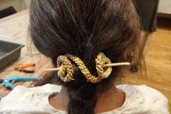 osoba ze słomy jako spinka we włosach