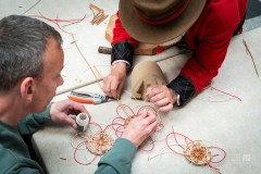 dwie osoby robią ozdoby z wikliny