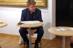 Mężczyzna siedzący przy okrągłym stoliku