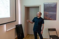 Autor książki wyświetla slajdy dotyczące książki.