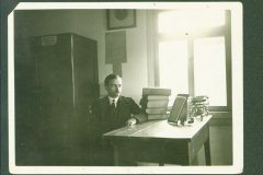 Tadeusz Godorowski w gabinecie Urzędu Celnego w Dąbrowach, 1933 r., MKK/HA/4481.