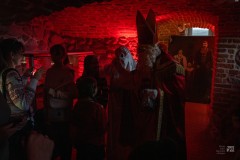 W piwnicy dzieci,  duch i św. Mikołaj Pomieszczenie oświetlone czerwonym światłem