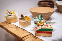Trzy świąteczne pudełeczka i miseczka oraz garnek z gliny
