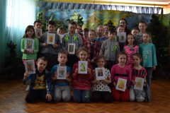 grupa dzieci przedstawiających obrazki świętych