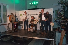Zespół mężczyzn grających na instrumentach muzycznych 