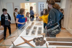 Kobieta opowiadająca i przeprowadzająca dzieci po muzeum