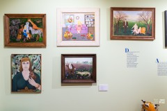 Kilka obrazów na ścianie