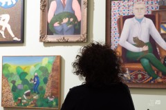 Kobieta ogląda obrazy na wystawie