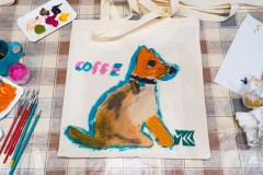 Pies namalowany na płóciennej torbie