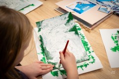 Dłonie dziecka malujące pędzelkiem obraz