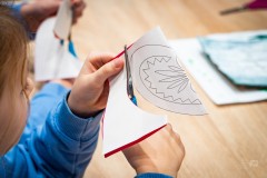 Dłonie dziecka wykonujące wycinankę