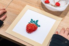 W niewielkiej ramce ozdoba 3D w kształcie truskawki.