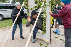 Uczestnik pikniku na Fortach Bema przechodzi przez Wrota Czasu