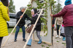 Uczestnik pikniku na Fortach Bema przechodzi przez Wrota Czasu