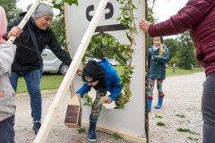 Uczestnik pikniku na Fortach Bema przechodzi przez Wrota Czasu