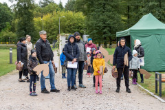 Uczestnicy pikniku na Fortach Bema oczekują na dalsze instrukcje. W tle namiot, oraz ulica Warszawska