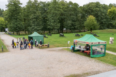 Uczestnicy pikniku na Fortach Bema oraz namioty. Widok z podwyższenia, w tle ulica Warszawska