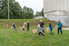 Uczestnicy pikniku na Fortach Bema podczas startu w wyścigu z tekturowymi końmi